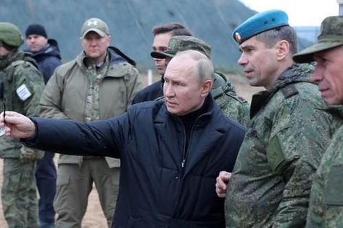 Tổng thống Putin gặp tân binh, trổ tài bắn súng