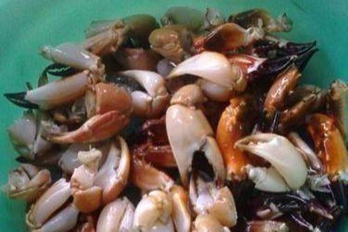 Vì sao nhiều người săn lùng mua loại cua cứng như đá, chỉ ăn được càng?
