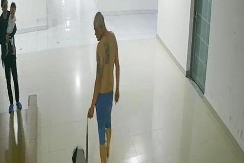 Bắt khẩn cấp người cha đánh đập, hành hạ con trai 10 tuổi