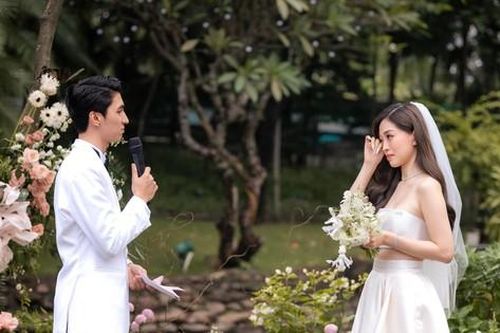 Phương Nga khóc trong lễ cưới