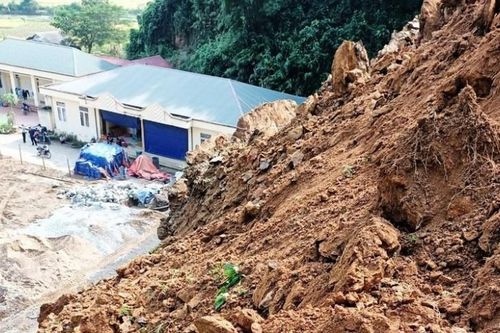 Hàng nghìn m3 đất sạt lở xuống sát trường mầm non