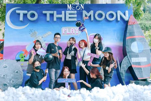 Sinh viên trường Học viện Báo chí và Tuyên truyền nô nức check in tại 'Mặt trăng'