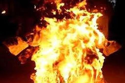 Người phụ nữ tẩm xăng tự thiêu