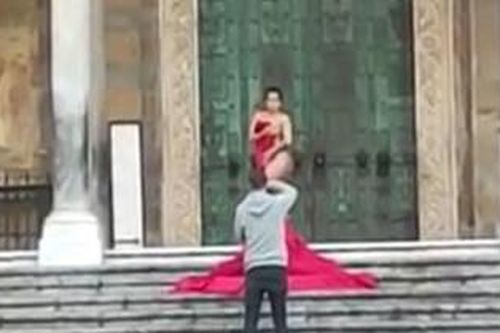 Du khách khỏa thân, tạo dáng phản cảm trước nhà thờ cổ kính gây phẫn nộ