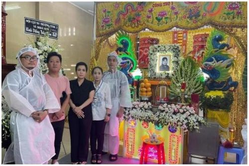 Việt Hương, Trường Giang, Đức Hải bật khóc trước linh cữu thầy Nam Anh