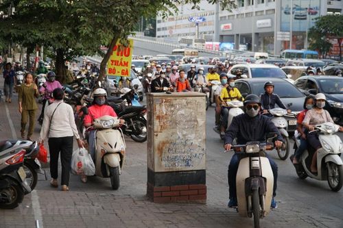Tình trạng sản xuất, kinh doanh và đội mũ bảo hiểm giả còn phổ biến