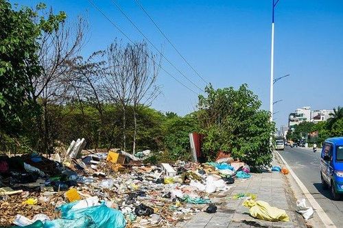 Hà Nội: Rác thải chất ngổn ngang bên đường F1