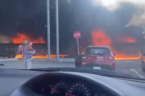 Mexico: Xe chở nhiên liệu đâm vào cầu vượt gây cháy lớn