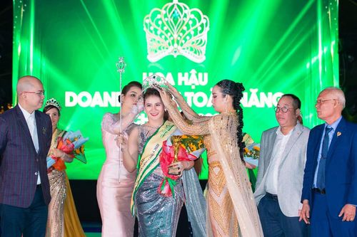Diễn viên Mai Thu Huyền và Hoa hậu Nguyễn Thanh Giang tự hào khi trao vương miện cho Tân Hoa hậu Nguyễn Thị Phương Triều