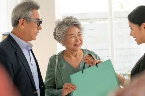 Biếu mẹ đẻ ít tiền, hôm sau bà đưa lại luôn cho con dâu