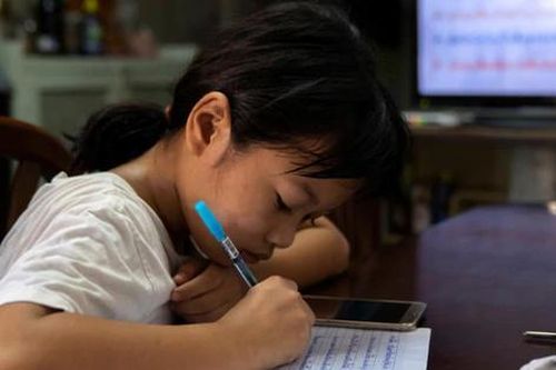 Chuyên gia giáo dục Bùi Khánh Nguyên: Hãy cho con dừng học trước 10 giờ tối