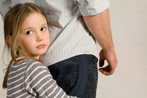 3 câu nhiều cha mẹ hay nói khiến con nhút nhát, thiếu tự tin