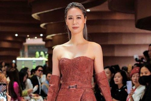 Độc đáo bộ váy được làm từ đất sét