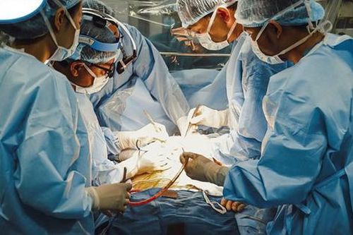 Ông bố miệt mài tìm sự sống cho con gái 13 tuổi mắc u sau phúc mạc