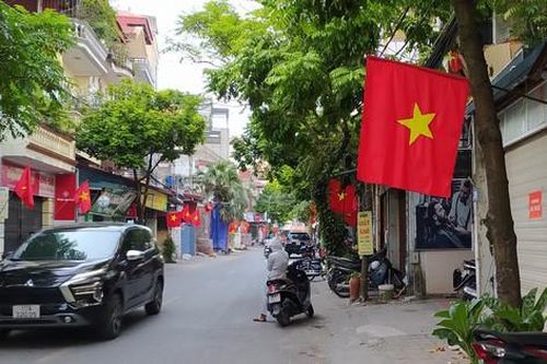 Một phường thuộc Long Biên (Hà Nội) phải thu hồi 7.000 lá cờ Tổ quốc sai kích thước