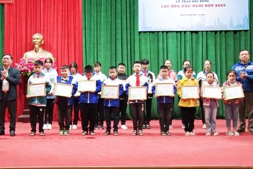 Trao 198 suất học bổng cho học sinh, sinh viên có hoàn cảnh khó khăn trên địa bàn thị xã Nghi Sơn