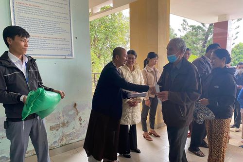 Thừa Thiên Huế: Ban Từ thiện – Xã hội Phật giáo tỉnh trao 100 suất quà