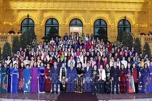 Chủ tịch nước gặp mặt nữ đại biểu là lãnh đạo, nguyên lãnh đạo Đảng, Nhà nước và Quốc hội