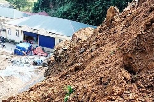 Hàng ngàn khối đất đe dọa vùi lấp trường mầm non