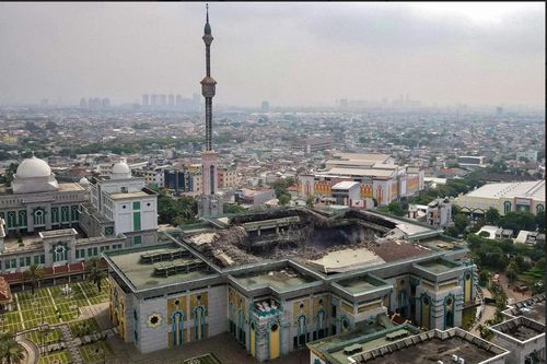 Indonesia: Mái vòm của nhà thờ Hồi giáo sụp đổ trong hỏa hoạn