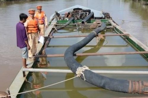 Tuyên chiến với 'cát tặc'
