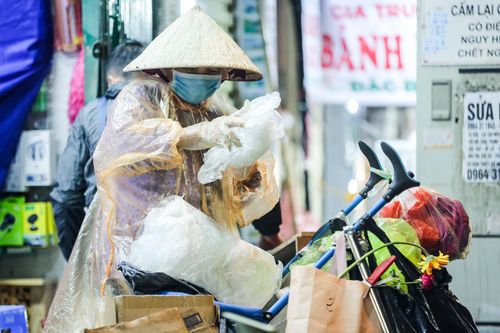 Những mảnh đời mưu sinh trong đêm mưa lạnh