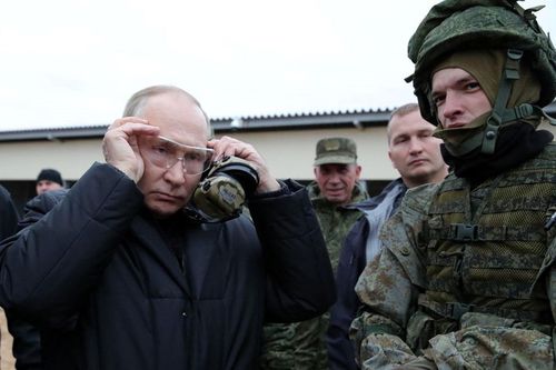 Ông Putin thăm trung tâm huấn luyện tân binh, bắn súng trường