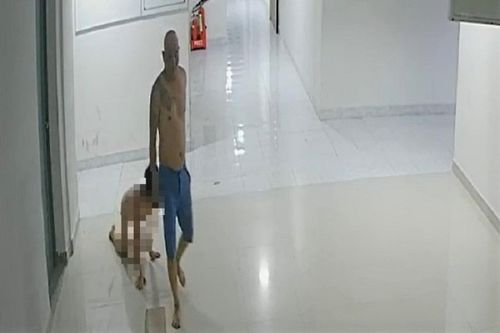 Tạm giữ người cha dùng dây lưng thắt cổ con lôi xuống đường, bắt sủa tiếng chó
