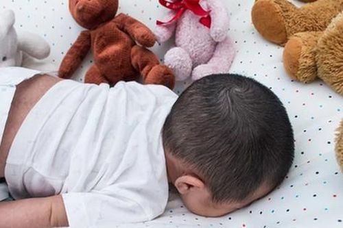 Liên tiếp 2 bé tử vong đột ngột khi ngủ tại Hà Nội, chuyên gia cảnh báo những nguy hiểm rình rập trẻ khi ngủ, cha mẹ cần cảnh giác!