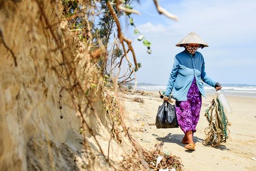 Triều cường dâng cao, dân Quảng Ngãi lo sóng giật sập nhà