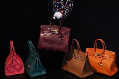 Đồ hiệu và nghệ thuật thành nơi trú ẩn lạm phát