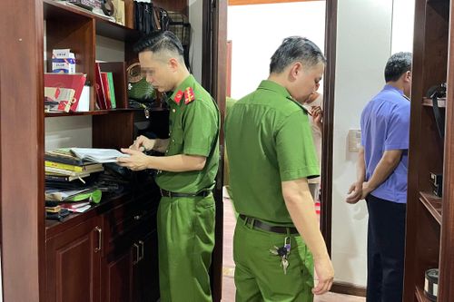 Tạm giữ phó giám đốc văn phòng đăng ký đất đai