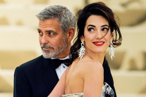 George Clooney quỳ gối 25 phút cầu hôn Amal