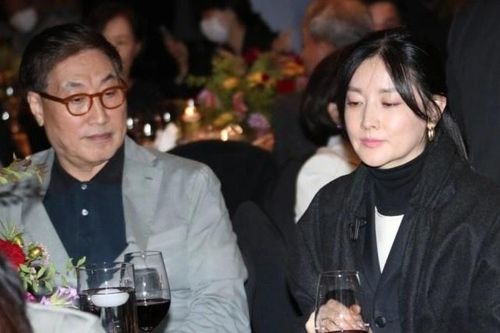 Lee Young Ae lần hiếm hoi dự sự kiện cùng chồng hơn 20 tuổi