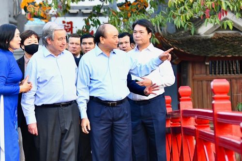 Tổng thư ký Liên Hợp Quốc dạo hồ Gươm