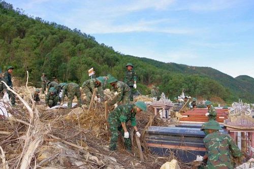 Hơn 1.100 cán bộ, chiến sĩ khắc phục sạt lở đất, đá ở nghĩa trang Hòa Sơn