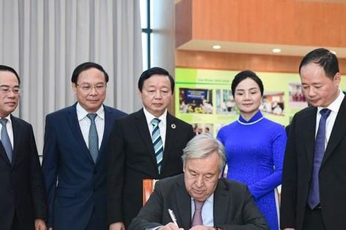 Tổng Thư ký Liên hiệp quốc đến thăm Tổng cục Khí tượng - thủy văn của Việt Nam
