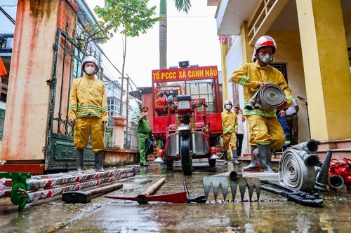 Biến xe ba gác thành 'chiến xa' chữa cháy