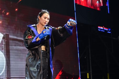 Chiến thắng của 'hot girl' Phạm Thị Nhung trong trận bán kết MMA
