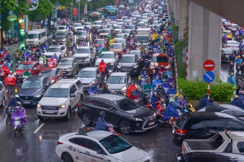 Làm sao để 'thu phí ô tô vào nội đô Hà Nội' không… nằm trên giấy?