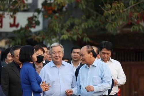 Chủ tịch nước Nguyễn Xuân Phúc cùng Tổng Thư ký Liên Hợp Quốc dạo bước bên hồ Hoàn Kiếm