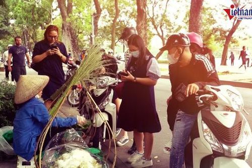 Gánh cốm 'chở' mùa thu Hà Nội: Khách mua đông kín, người bán mỏi tay