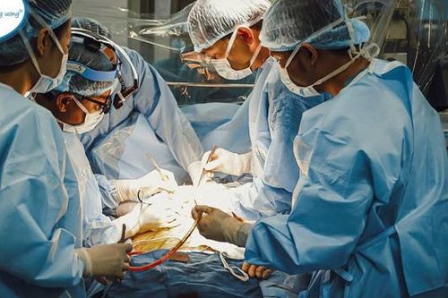 Căn bệnh khiến bé gái đang chơi đột ngột lăn ra co quắp chân tay