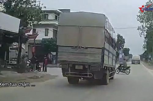 Xe tải tăng tốc vượt gần ngã tư suýt đâm xe máy sang đường ẩu