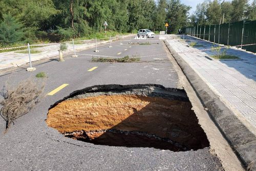 Nguyên nhân xuất hiện hố 'tử thần' trên đường phố Quảng Bình