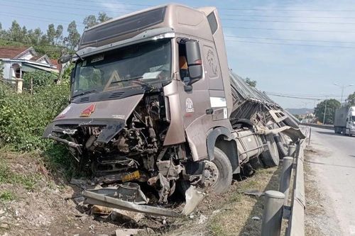 Xe đầu kéo lật nhào bên Quốc lộ 1A lúc rạng sáng