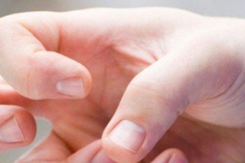 Căn bệnh khiến bé gái khó đi lại, đang chơi bỗng co quắp chân tay