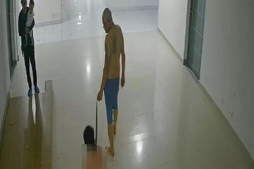 Phẫn nộ cảnh cha bắt con cởi áo, kéo lê khắp hành lang để hành hạ
