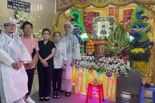 Trường Giang không giấu nổi xúc động, Việt Hương suy sụp trước linh cữu nghệ sĩ Nam Anh