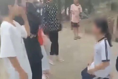 Phẫn nộ cảnh nữ sinh bị nhóm bạn đánh hội đồng, ép quỳ gối để hứa không kể lại sự việc